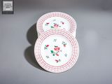 deux assiettes posées côte à côte sur une table