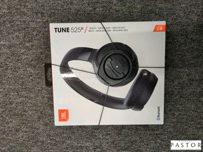 la boîte d'un casque audio posée sur un sol recouvert de moquette