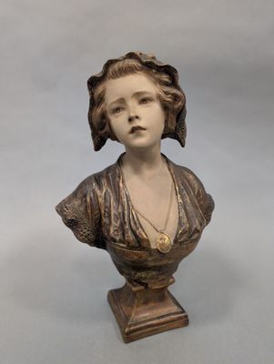 statue d'une femme en robe, portant un collier autour du cou