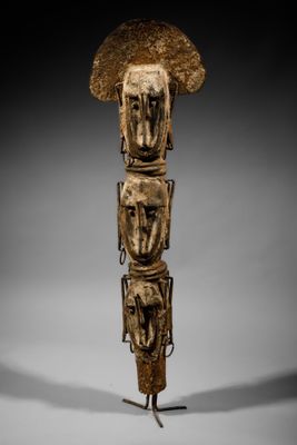 une image représentant une sculpture en bois d'un homme coiffé d'un chapeau