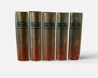 quatre livres sont alignés sur une surface blanche