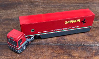 un camion miniature posé sur une table en bois