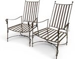 une paire de chaises de jardin en fer, avec accoudoirs et pieds