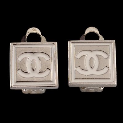 deux paires de boucles d'oreilles Chanel en argent ornées du logo de la marque