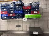 de nombreuses caisses accrochées au mur d'un magasin