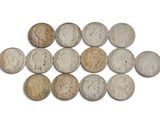 un gros plan sur un tas de vieilles pièces de monnaie posées sur une surface blanche