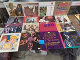 beaucoup de livres sur une table dans une pièce
