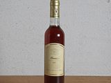 une bouteille de vin posée sur une table