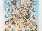 une image représentant un tableau où l'on voit une femme entourée de balles