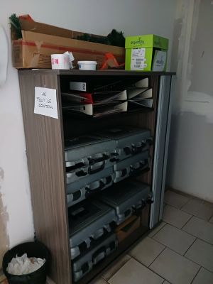 un réfrigérateur sur lequel sont posées tout un tas de boîtes