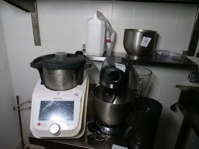un mixeur posé sur un plan de travail dans une cuisine