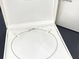 une boîte blanche contenant un collier argenté et doré et une boîte blanche contenant un collier argenté et doré