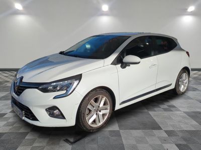 la voiture blanche est garée dans le garage sur un sol en damier