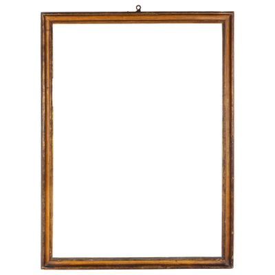 un vieux cadre en bois avec un fond blanc et une découpe pour y insérer une photo