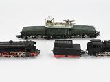 quatre petits trains posés sur une surface blanche