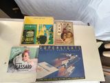 une table sur laquelle sont posés plusieurs livres