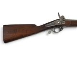 un vieux fusil avec une poignée en bois sur fond blanc