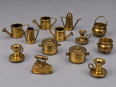 une photo représentant une collection de théières et de cafetières anciennes en laiton