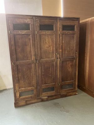 deux armoires en bois dans un coin de la pièce