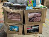 boîtes empilées dans un entrepôt