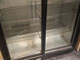 une photo d'un réfrigérateur en marche dans un magasin