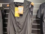 un présentoir de vêtements pour hommes exposé dans un magasin