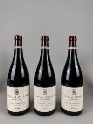 trois bouteilles de vin sont alignées sur une table
