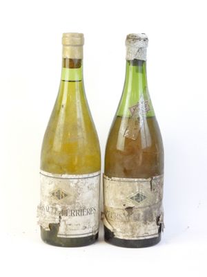 deux bouteilles de vin posées l'une à côté de l'autre sur une surface blanche
