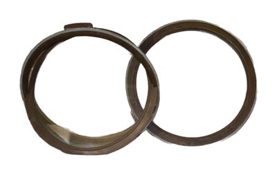 deux anneaux en bois marron sur fond blanc, avec un fond blanc