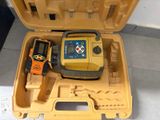 un étui jaune contenant un niveau laser jaune et noir