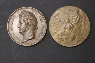 deux pièces d'or portant le portrait d'un homme et d'une femme