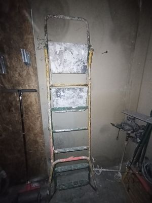 une échelle adossée au mur d'une pièce
