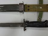 trois types de couteaux exposés sur une table