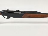 gros plan d'un fusil jouet sur une surface blanche