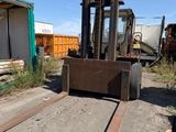 a forklift that is parked in front of a building