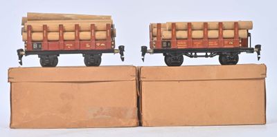 deux wagons de train miniature posés sur une boîte en carton