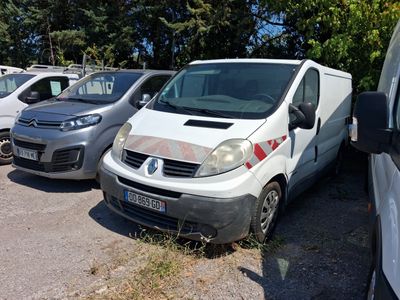 une camionnette blanche garée dans un parking à côté d'autres voitures