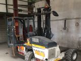 un chariot élévateur garé à l'intérieur d'un bâtiment