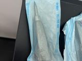 deux sacs de nourriture posés sur une table
