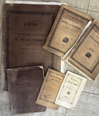 plusieurs vieux livres posés les uns à côté des autres sur un plancher en bois