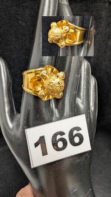 deux bagues en or sur une main, avec une étiquette de prix devant elles