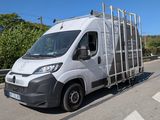 un camion blanc qui roule sur la route