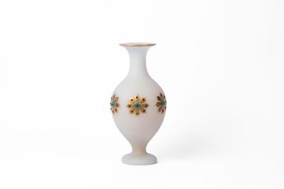 Vase opaline incrustée de cabochons de verre.