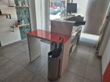 un comptoir rouge sur lequel est posé un parapluie noir
