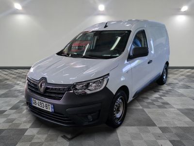 la camionnette blanche est garée sur le sol en damier d'une pièce