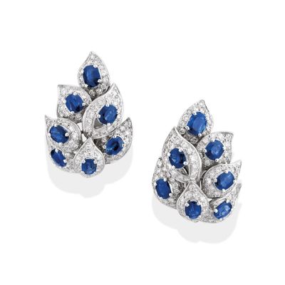 une paire de boucles d'oreilles en saphir et diamant