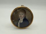 portrait d'un jeune garçon vêtu d'un manteau bleu et d'une chemise blanche