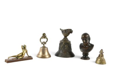 cinq types de cloches différents sur un fond blanc