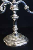 Paire de chandeliers à trois bras de lumière en métal argent… (photo 3)