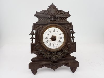 une petite horloge posée sur une table